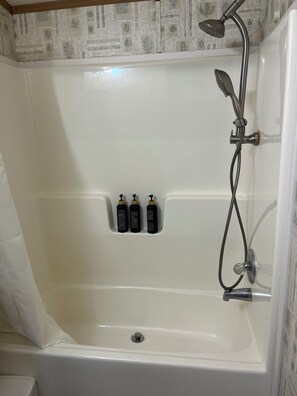 Douche, séchoir à cheveux, bidet, serviettes fournies