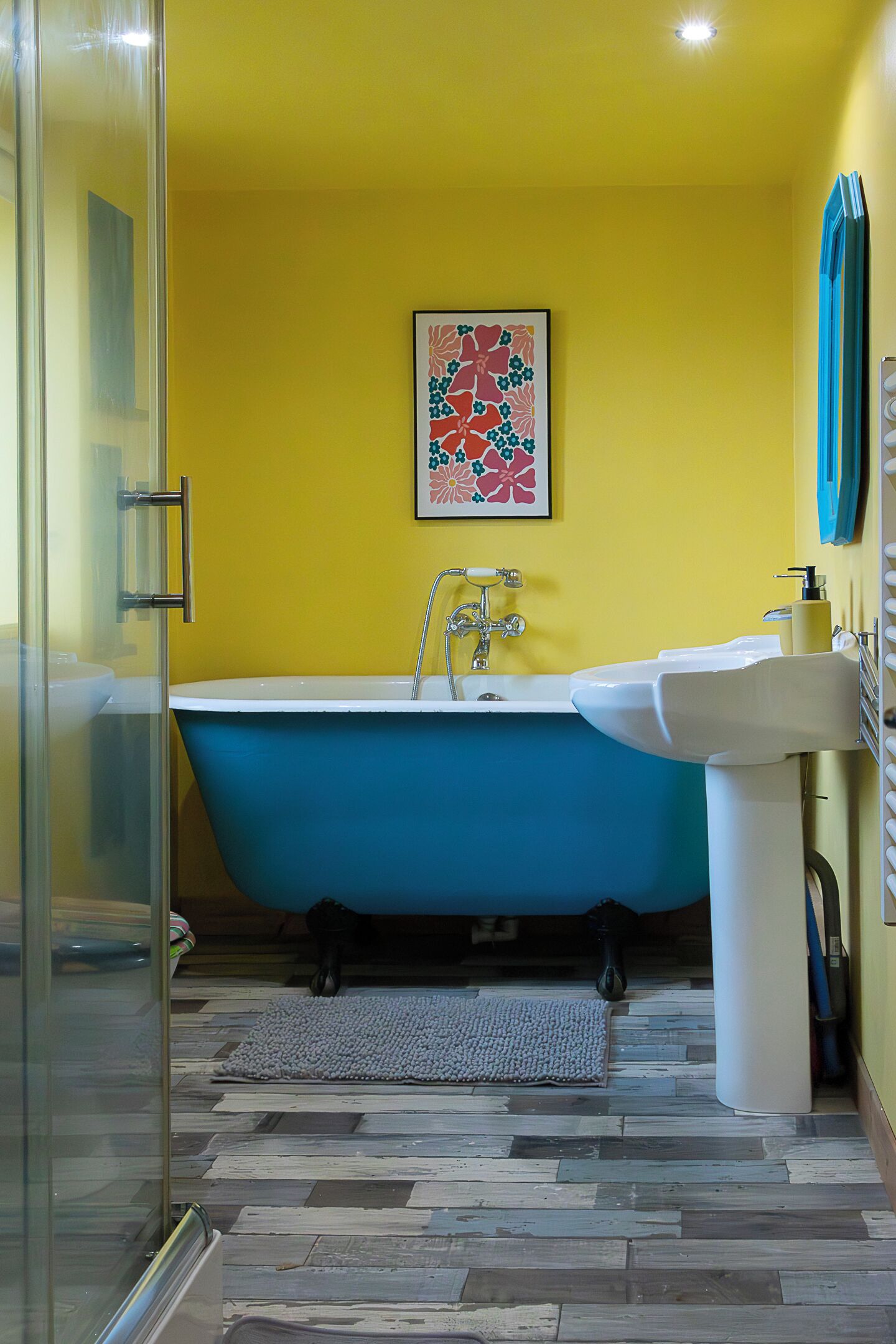 Douche, sèche-cheveux, serviettes fournies, papier toilette