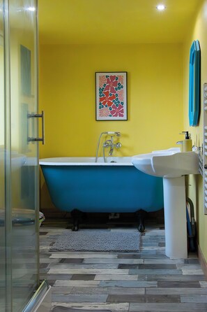 Een douche, een haardroger, handdoeken, toiletpapier