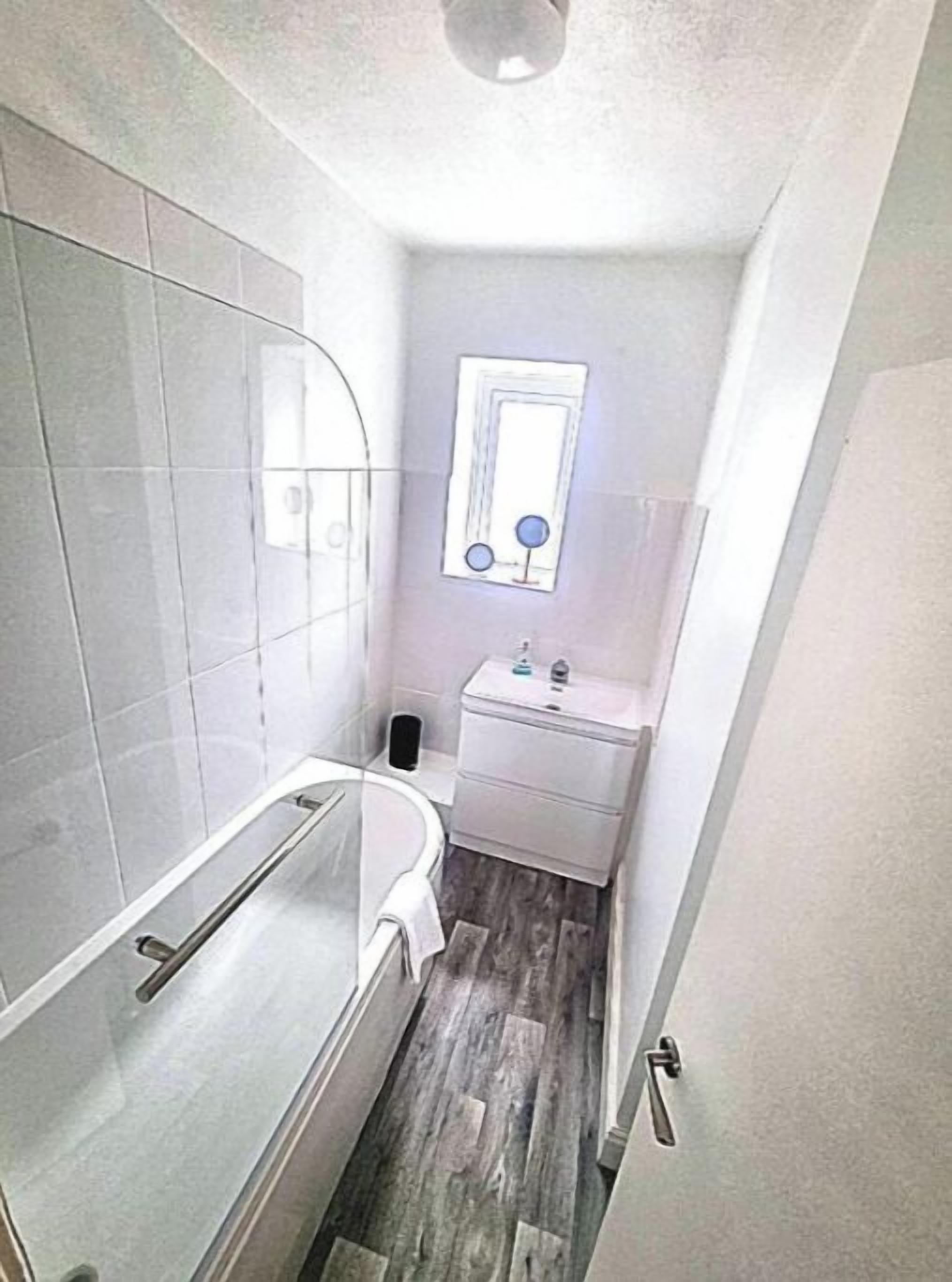 Hårføner, håndklær og toalettpapir