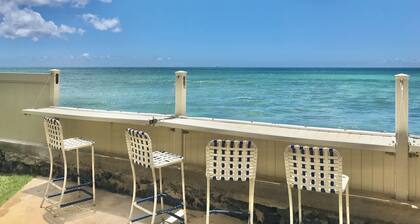 Studio by the ocean. Oceanfront property with WiFi, AC, parking, great location.