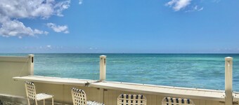 Studio by the ocean. Oceanfront property with WiFi, AC, parking, great location.