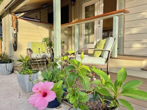 Exterior detail - Studio by the ocean. Oceanfront property with WiFi, AC, parking, great location. (Ewa Beach)