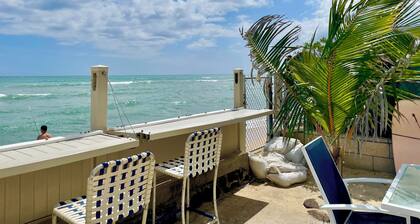 Studio by the ocean. Oceanfront property with WiFi, AC, parking, great location.