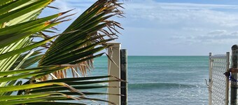 Studio by the ocean. Oceanfront property with WiFi, AC, parking, great location.