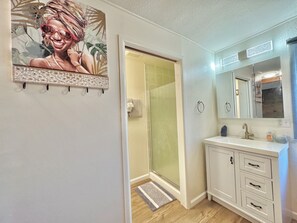 Douche, séchoir à cheveux, serviettes fournies, savon