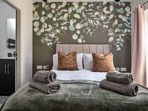 8 bedrooms, free WiFi, bed sheets