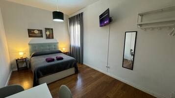 Tweepersoonskamer, gemeenschappelijke badkamer | Een strijkplank/strijkijzer, gratis wifi