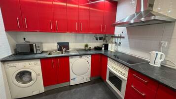 Een koelkast, een microgolfoven, een kookplaat, een broodrooster