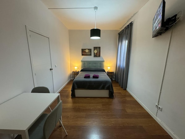 Chambre Double, salle de bains commune | Fer et planche Ă repasser, Wi-Fi gratuit