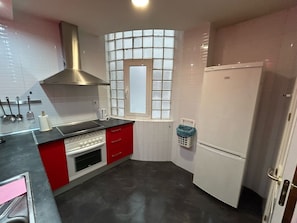 Réfrigérateur, micro-ondes, plaque de cuisson, grille-pain