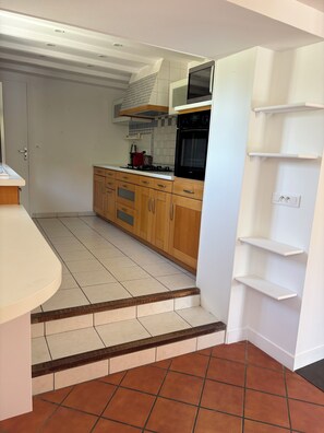 Micro-ondes, four, plaque de cuisson, lave-vaisselle