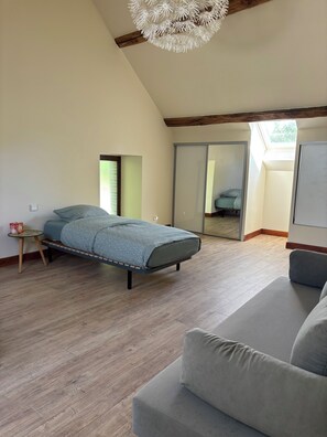 4 bedrooms, iron/ironing board, WiFi, bed sheets