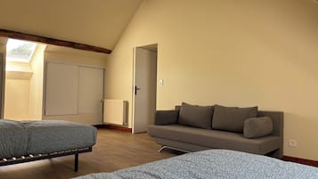 Een strijkplank/strijkijzer, wifi, beddengoed