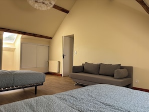 Iron/ironing board, WiFi, bed sheets