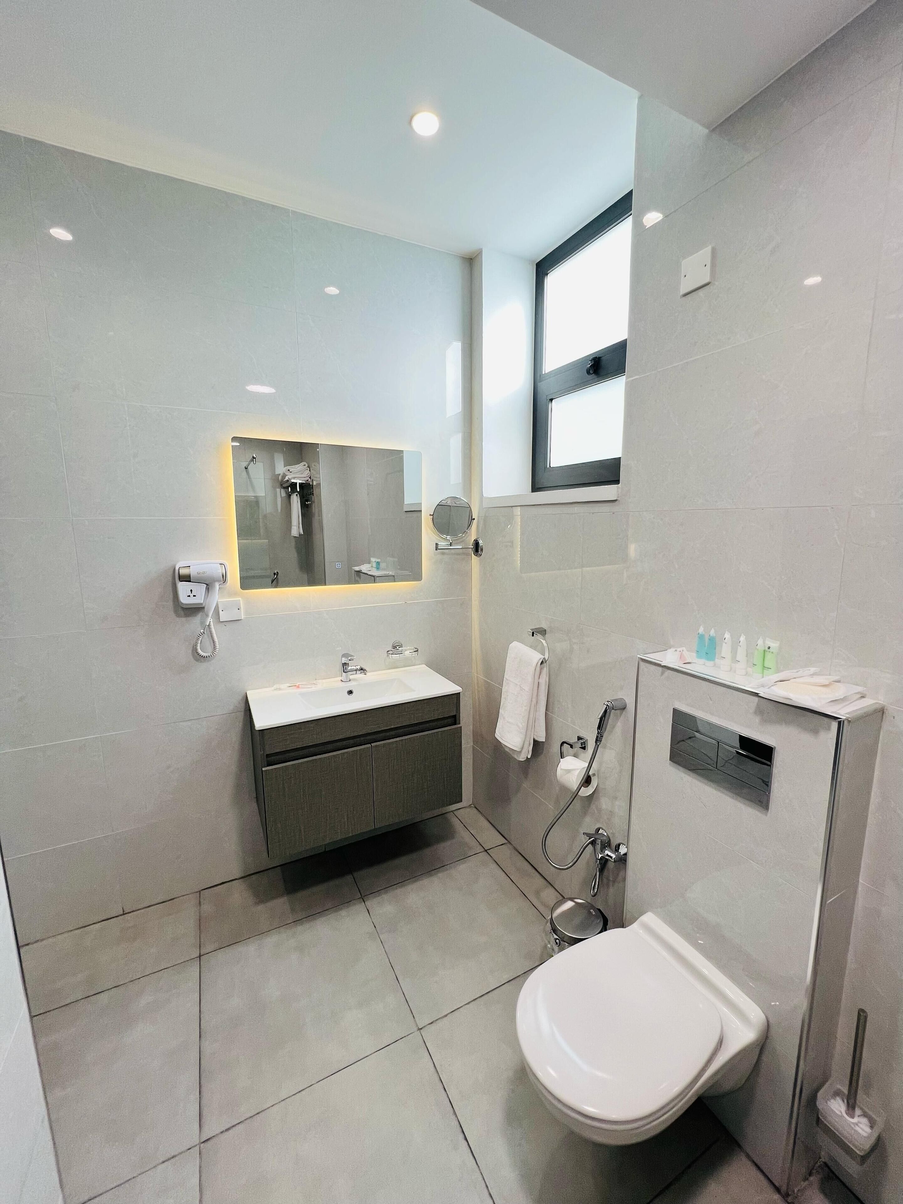 Combined shower/bathtub, free toiletries, hair dryer, slippers