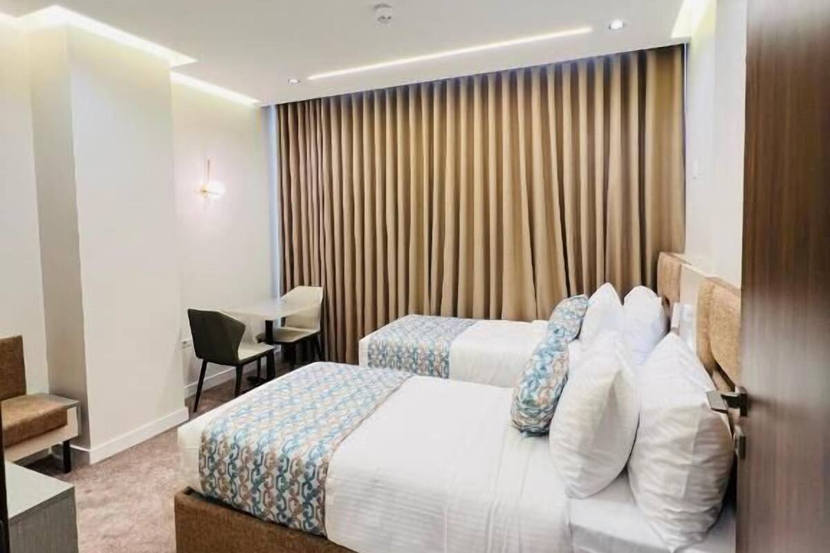 Phòng Suite Cao cấp, quang cảnh sân vườn | Két bảo mật tại phòng, bàn, khu vực làm việc phù hợp cho laptop 