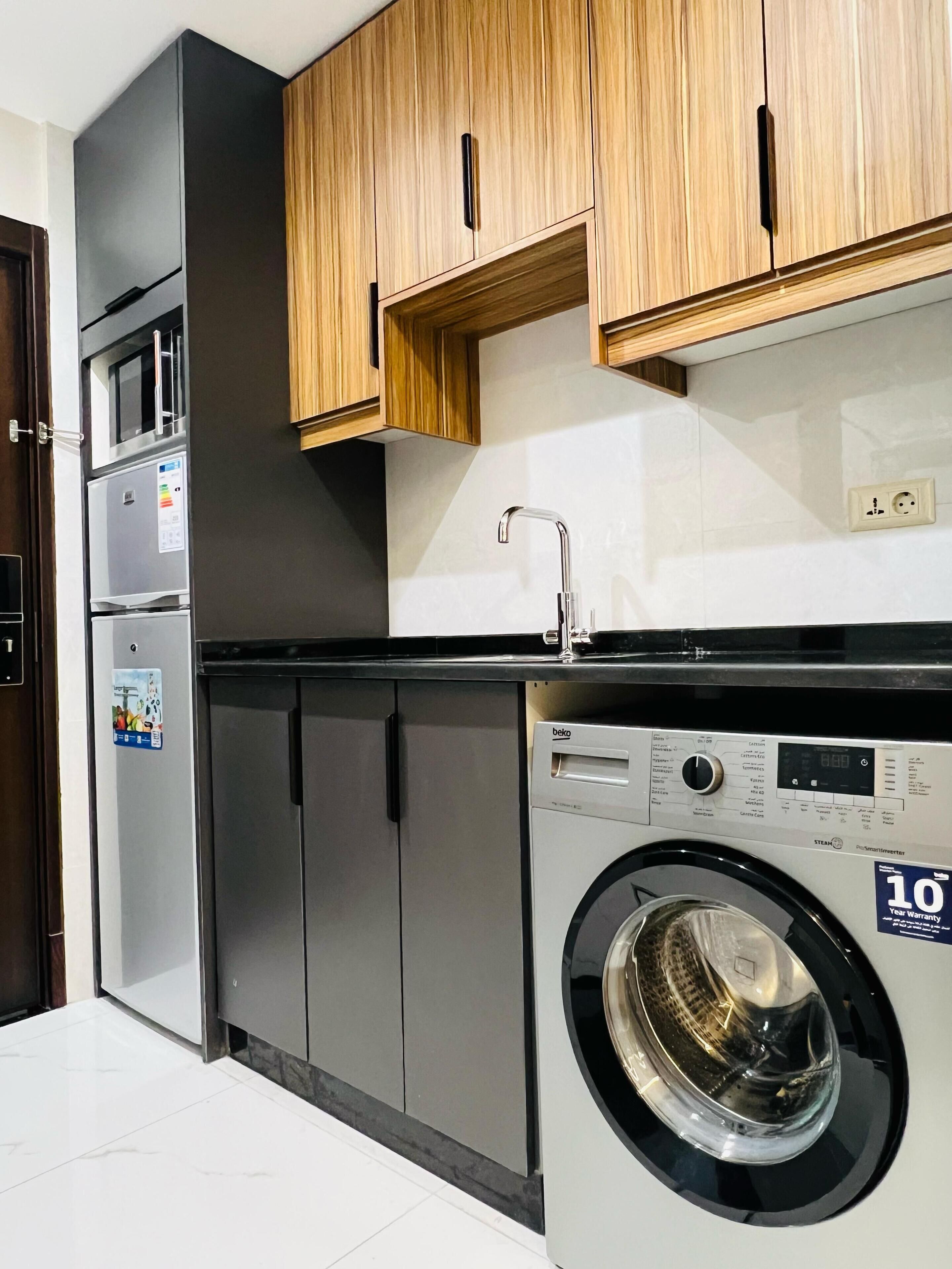 小型冷蔵庫、電子レンジ