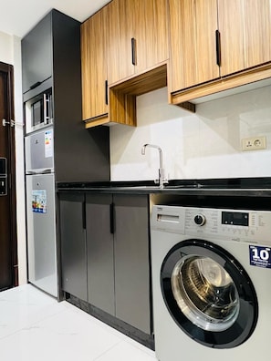 Een minikoelkast, een microgolfoven