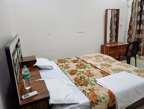 Double Room | Desk, free WiFi