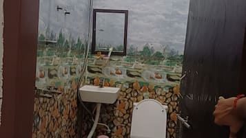Double Room | Bathroom | Shower, towels, soap