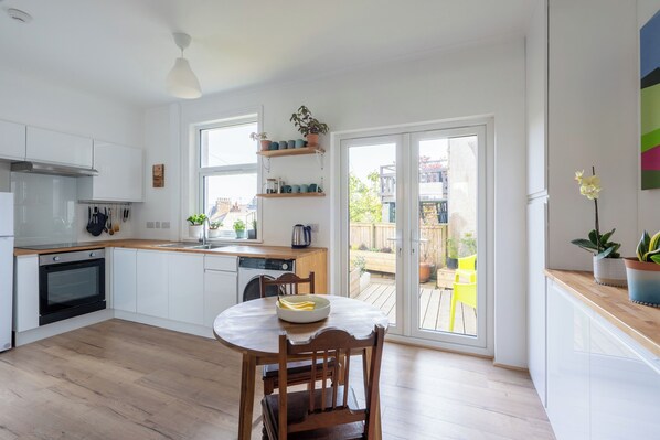 ثلاجة، ميكروويف، فرن، موقد طهي مسطح