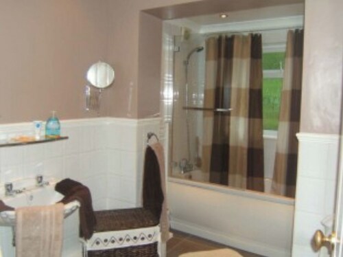 2 Bed house in Morriston - great base for exploring or work - sleeps upto 4