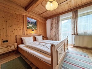 4 bedrooms, travel crib