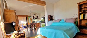 5 bedrooms, iron/ironing board, WiFi, bed sheets