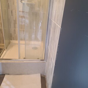 Ducha, toallas, jabón, papel higiénico