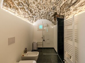 Bathroom - Beautiful apartment for 4 guests with WIFI and TV (Dongo)