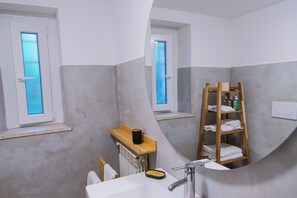 Dusche, Haartrockner, Bidet, Handtücher