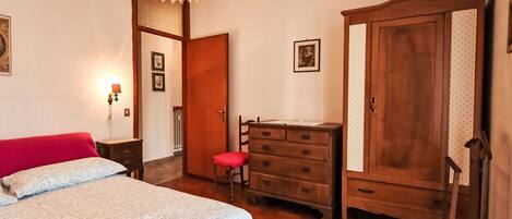 2 bedrooms, travel crib, free WiFi