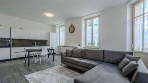 Un apartamento moderno con cocina, comedor y sala de estar.