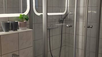 Dusche, Haartrockner, Handtücher, Seife