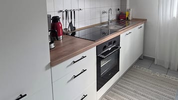 Frigorífico, horno, placa de cocina y lavavajillas