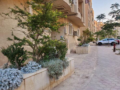 Spacious 3-bedroom apartment with WiFi, AC near mall of Arabia