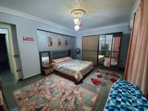 3 slaapkamers, een strijkplank/strijkijzer, wifi, beddengoed