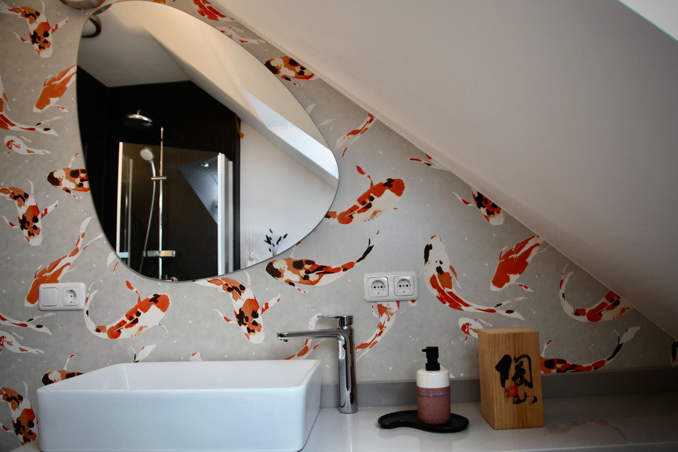 Regadera, secadora de cabello, toallas, jabón 