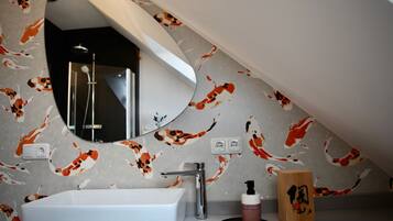 Dusche, Haartrockner, Handtücher, Seife