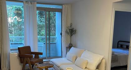 Toronto 1 bed 1bath condo with 1 parking near Casa Loma closer to subway