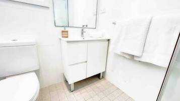 シャワー、ヘアドライヤー、タオル、石鹸