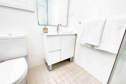 The Beach Pad | Renovated 1BR Steps from Towradgi