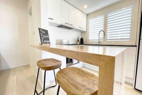 The Beach Pad | Renovated 1BR Steps from Towradgi