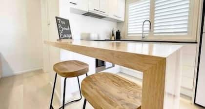 The Beach Pad | Renovated 1BR Steps from Towradgi