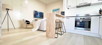 The Beach Pad | Renovated 1BR Steps from Towradgi
