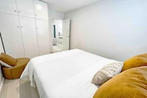 1 bedroom, WiFi - The Beach Pad | Renovated 1BR Steps from Towradgi (Towradgi)