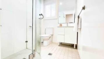 シャワー、ヘアドライヤー、タオル、石鹸