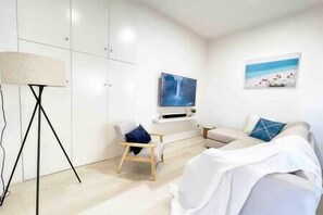 TV - The Beach Pad | Renovated 1BR Steps from Towradgi (Towradgi)