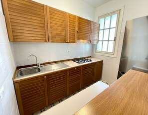 Køleskab, mikrobølgeovn, kogeplade, køkkentøj/tallerkener/redskaber